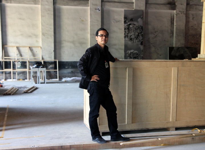 王春辰在2013年威尼斯雙年展布展現(xiàn)場
王春辰在2013年威尼斯雙年展布展現(xiàn)場