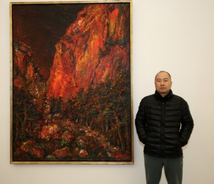 藝術(shù)家尹朝陽在其作品前合影
