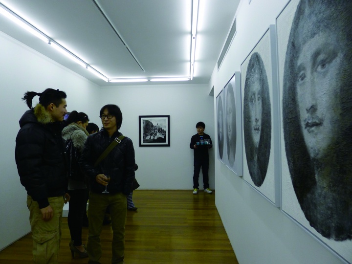 2012年《男孩:當(dāng)代肖像》群展開幕式現(xiàn)場圖
2012年《男孩:當(dāng)代肖像》群展開幕式現(xiàn)場圖