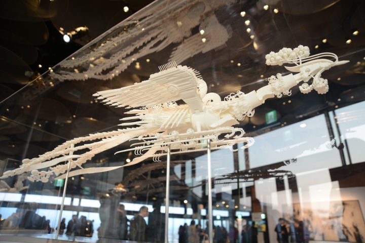 Discovery“華人藝術(shù)紀(jì)”臺(tái)北新聞發(fā)布會(huì)現(xiàn)場展出徐冰作品《鳳凰》

