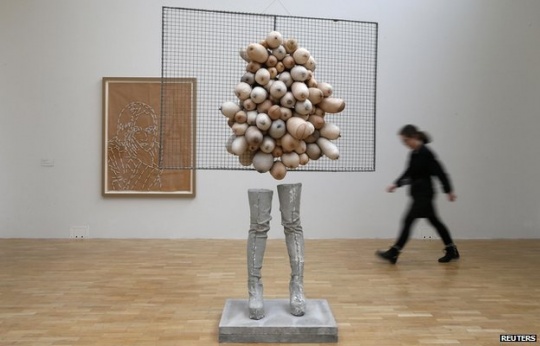 Whitechapel畫廊的展覽中，盧卡斯的作品被《衛(wèi)報(bào)》描述為一種“奇異的不安”   圖片來(lái)源：http://www.bbc.com
