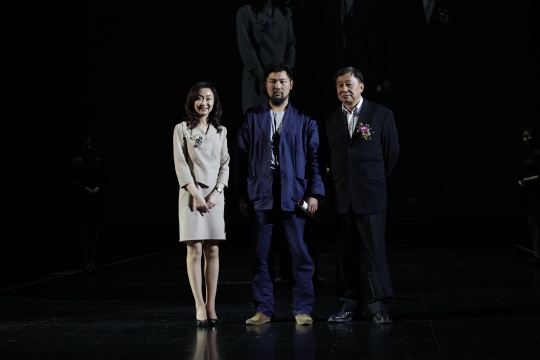 2014 約翰莫爾繪畫大獎得主 鄭皓中（中）喜瑪拉雅美術(shù)館館長王純杰（右）捷豹路虎中國公關(guān)與傳播執(zhí)行副總裁

