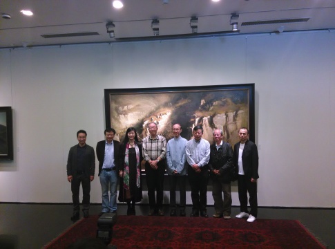 開幕式后藝術(shù)家及各界友人在一層大廳合影
