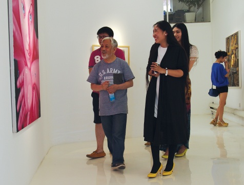 栗憲庭作為嘉賓在現(xiàn)場(chǎng)觀看展覽

