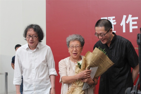 司徒喬的女兒司徒雙代表家族捐贈作品
司徒喬的女兒司徒雙代表家族捐贈作品