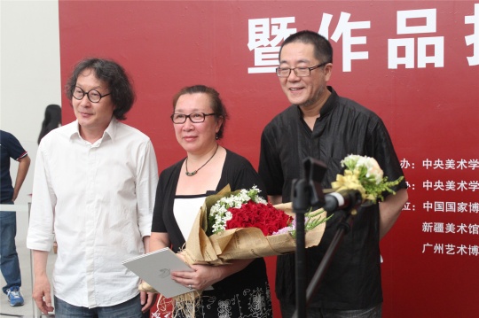 司徒杰的女兒司徒蒙代表家族捐贈作品
司徒杰的女兒司徒蒙代表家族捐贈作品
