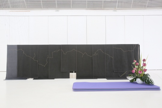 展覽現(xiàn)場，胡昀的作品《心靈呼吸 》。胡昀的《凝視呼吸》瑜伽工作坊逢周日下午15:00-16:30于展廳內(nèi)舉辦，11位報名公眾將在瑜伽老師的指導(dǎo)下完成8次練習(xí)。
