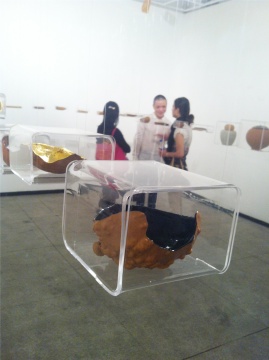  

想象力學(xué)實(shí)驗(yàn)室“茶部“2013年作品《一半一半》，材質(zhì)為葫蘆、竹。作品整齊地懸掛在一間獨(dú)立的小展廳，精美，據(jù)說(shuō)布展很麻煩。
