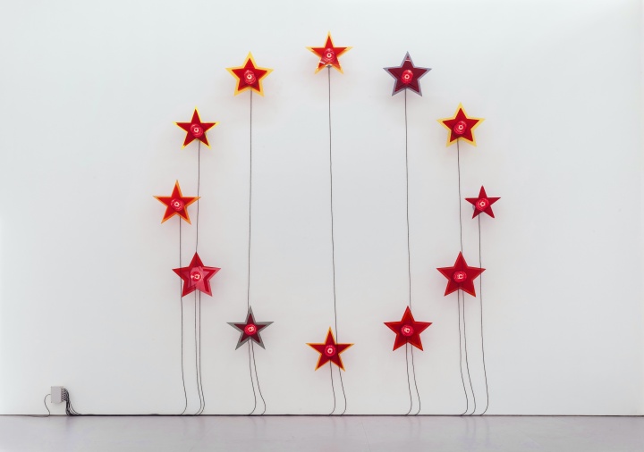 《一夜回到解放前》，2014，航標(biāo)燈，控制器，亞克力板，尺寸可變
