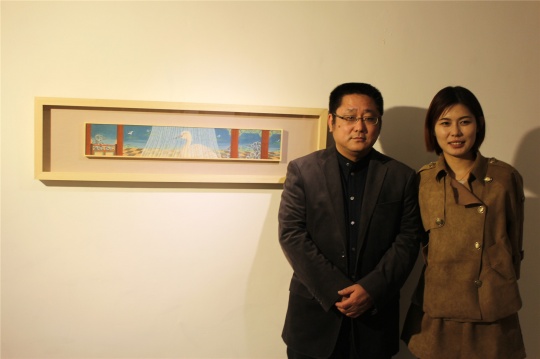 藝術(shù)家張慶與作者畫廊藝術(shù)總監(jiān)趙姝婷在作品前
