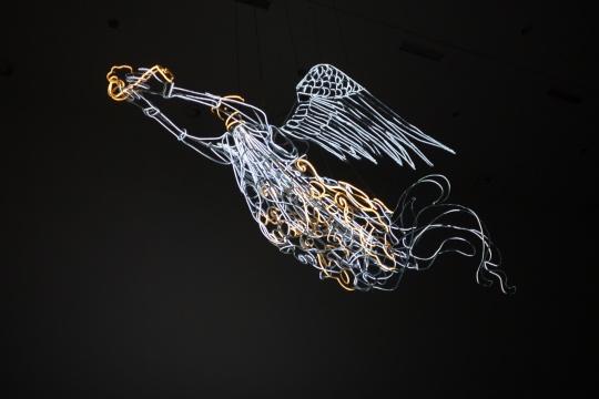 吳達新   《飛天》  750x200x150cm  螺紋鋼  LED 燈管  2014
