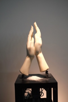 楊銘  《洗—2號》  86x50x50cm   大理石  機械聯(lián)動裝置   2010