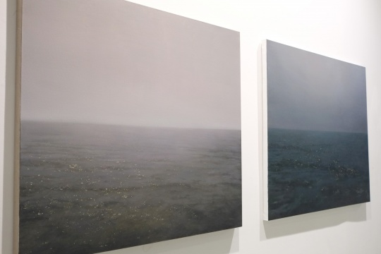 左圖：許良  《?！?0月8日》   120x140cm   布面油畫   2014

右圖：許良  《?！?0月9日》   120x150cm   布面油畫   2014
