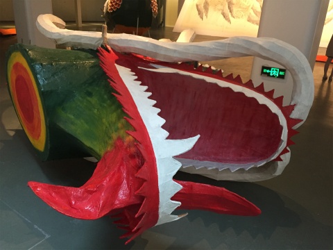 《鰲》以紙扎工藝、中華五色的運用，三段式作品獨立呈現(xiàn)，傳統(tǒng)文明與現(xiàn)代科技對抗中彰顯力量，此為鰲頭部分
