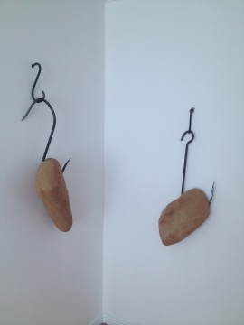 閆冰 《疼痛的重量》 30×50×90cm×2 鐵、泥土 2014
