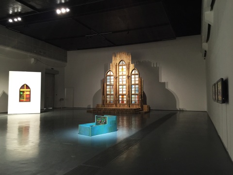 位于A廳的李青個(gè)展“大教堂” 作品與靜逸的空間中所透露的儀式感既形象又充滿著荒誕