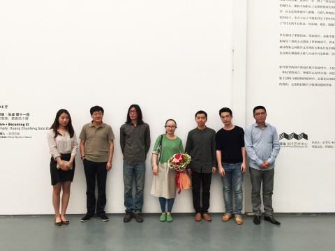 5月16日，蜂巢當(dāng)代藝術(shù)中心2015年第二個(gè)大展到場(chǎng)藝術(shù)家潘汶汛、李青、黃春風(fēng)(左四至左六)與畫廊負(fù)責(zé)人夏季風(fēng)（右一）、年輕策展人妮瑪拉姆（左一）以及當(dāng)場(chǎng)嘉賓呂澎（左二）、朱朱（左三）合影留念