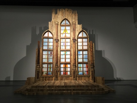 李青  《鄉(xiāng)村教堂》  600×560×500cm  木、有機(jī)玻璃、金屬、油彩   2014-2015

