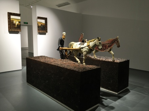 李青  《最后的主義—列賓“托爾斯泰犁田”之后》   158×234×63cm×2   

布面油畫、畫框、油彩、亞克力、土、瀝青在玻璃纖維上、木頭   2013
