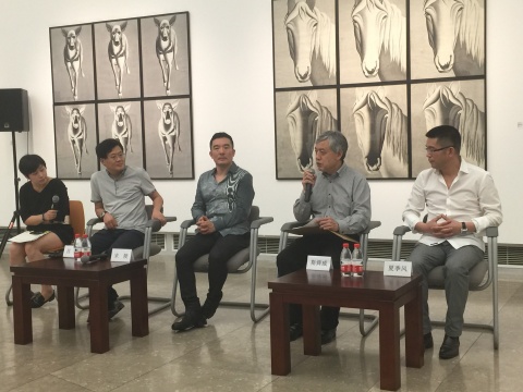 蜂巢當代藝術(shù)中心負責人夏季風、浙江美術(shù)館館長斯舜威、藝術(shù)家宋陵、批評家呂澎（從右至左）在宋陵個展發(fā)布會現(xiàn)場
