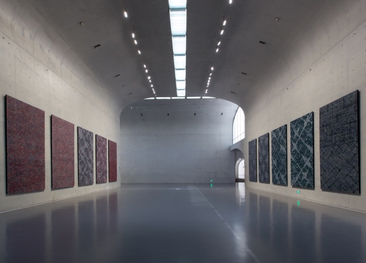龍美術館主廳，兩面墻相對應著十件新作