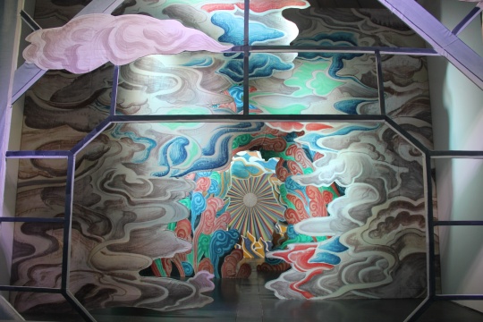 五層祥云漸漸退去，把觀眾引向迷幻的空間
