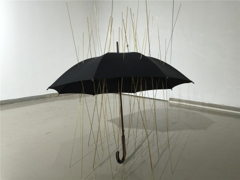 陳維2011年作品《雨傘》
