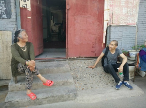 導(dǎo)演劉磊在郎各莊村與村民交流
