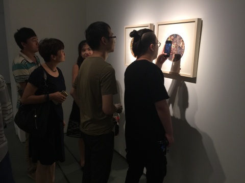 魏東作品引發(fā)現(xiàn)場觀眾討論
