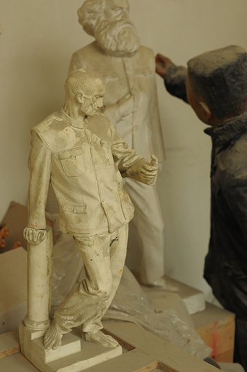 “衣紋研究”系列創(chuàng)作始于1998年，隋建國受留法藝術(shù)家熊秉明將教授外國學(xué)生漢語課本編成詩的影響，思考日常雕塑教學(xué)形式向藝術(shù)的轉(zhuǎn)化。于是他將雕塑中基礎(chǔ)的衣紋研究課轉(zhuǎn)化為作品——將教學(xué)中用到的經(jīng)典男人體的石膏像與中山裝結(jié)合起來。
