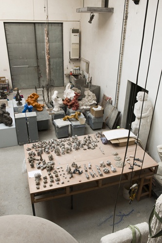 工作室的狀態(tài)也是生長的，當下與2014年2月的工作室對比，時隔一年，相似的角度，成為主體的是距離當下更近的創(chuàng)作。
