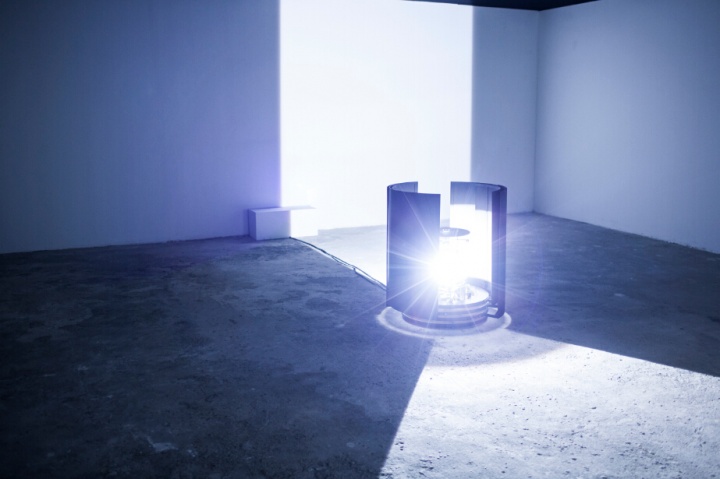 2014ART021現(xiàn)場，此為奧拉維爾·埃利亞松作品《你的偶遇》，材質為HMI燈，木，金屬，玻璃，發(fā)動機，尺寸不定，2009，維他命藝術空間
