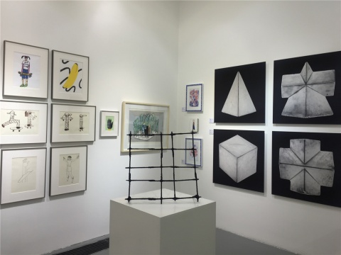 展廳一角，中間為那布其作品《物體》，右側(cè)為張懷儒作品《復(fù)合型1》
