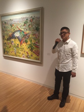 藝術(shù)家石磊為觀眾講解作品
