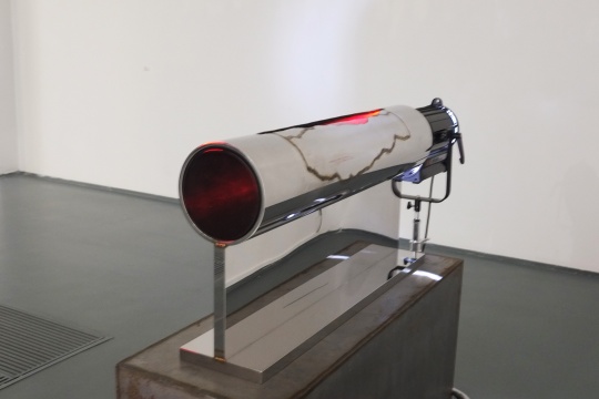 張鼎  《黑色物質(zhì)-2》  112×120×42cm   玻璃、不銹鋼板、鋼板    2014
