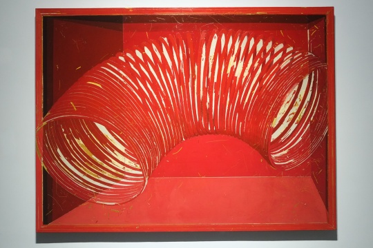 冷光敏  《紅色內(nèi)部的彈簧》   150×200cm   布面綜合材料   2015
