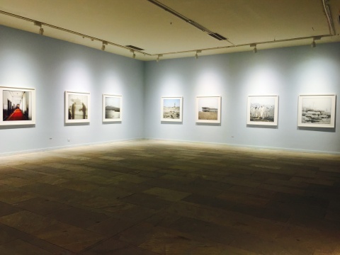 一層空間中的《北方，南方》系列展覽現場，所有作品為正方形構圖
