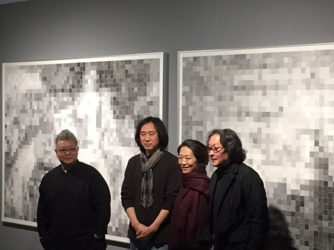 現(xiàn)場來賓及藝術(shù)家楊宏偉（左二）及策展人徐冰（右一）