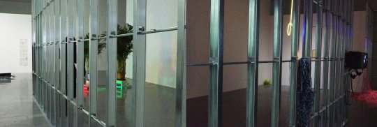 刻意去除白色展墻，以鋼架的龍骨結(jié)構(gòu)無形中將每個獨立空間的距離拉近，空氣中若隱若現(xiàn)地傳遞著一種“窺視”的可能
