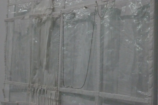 何意達  《掛 - 白》局部   165 x 50 x 10 cm   PVC塑料,漆,不銹鋼鏈子,鋁箔,膠帶,熱縮膜   2015
