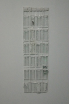 何意達  《掛 - 白》  165 x 50 x 10 cm   PVC塑料,漆,不銹鋼鏈子,鋁箔,膠帶,熱縮膜   2015
