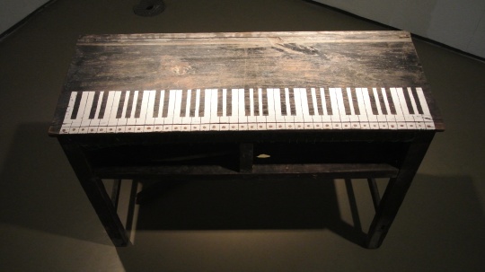 壽盛楠 《鋼琴桌》 130×40×55cm 課桌、修正液、光敏電阻、擴(kuò)音器、感應(yīng)裝置 2015 推薦人：蔡錦
