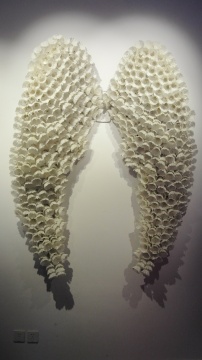 周文斗 《天使之翼》 180×150×40cm 羽毛球、鋼絲 2008
