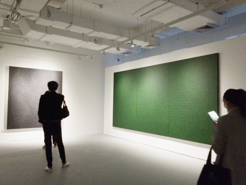 現(xiàn)場展出作品，右邊為2015年新作《重生》