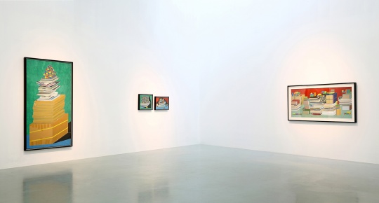 展覽現(xiàn)場(chǎng)，作品中物的形狀和色彩之間形成的關(guān)系也延續(xù)到了畫外。