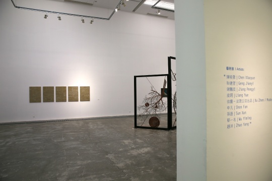 參展藝術(shù)家包括陳曉云，耿建翌，蔣鵬奕，梁玥，徐震－沒頂公司出品，申凡，孫遜，鄔一名，趙洋。
