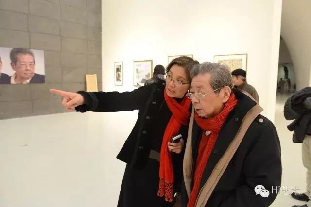 
2012年“黑白東西：朱乃正藝術(shù)思行展”現(xiàn)場，展廳上方懸掛的書寫著“思、悟、行”的紅色方塊隱喻著朱乃正的名字

 

