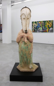 徐震 《進化-唐代彩繪仕女俑、芳族尼吉爾面具》 180×60×45 cm 礦物復(fù)合材料、木、礦物顏料 2016
