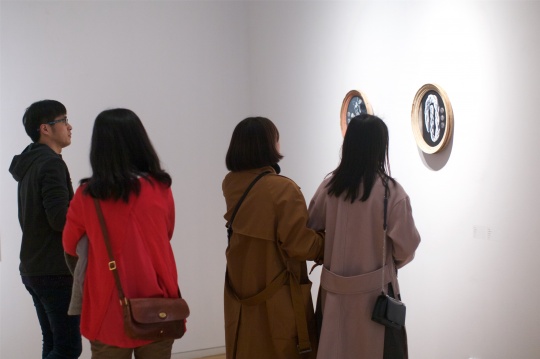 展覽現(xiàn)場駐足的觀眾