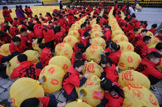 小朋友參與到現(xiàn)場(chǎng)行為藝術(shù)表演中
